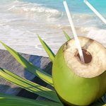 El agua de coco previene problemas digestivos y aumenta tus defensas