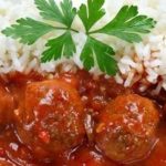 Arroz con albóndigas en salsa de pimientos
