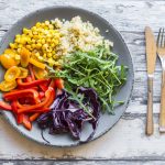 Tendencias actuales en nutrición como el veganismo y las dietas basadas en plantas.