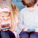El tiempo de uso de pantallas digitales moldea el cerebro de los niños